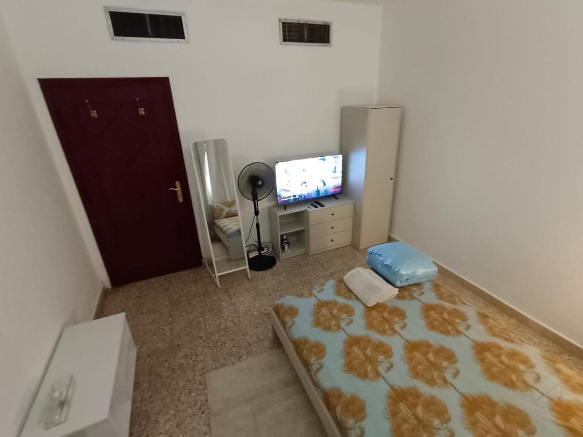 Affordable Transient - Not A Hotel - Sharing Kitchen And Washrooms Abu Dhabi Bagian luar foto