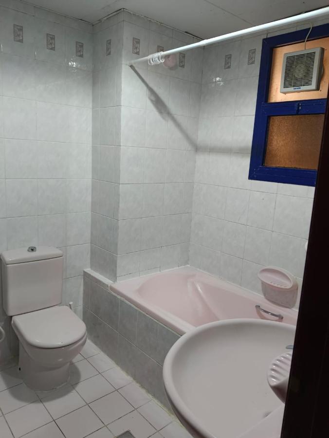 Affordable Transient - Not A Hotel - Sharing Kitchen And Washrooms Abu Dhabi Bagian luar foto