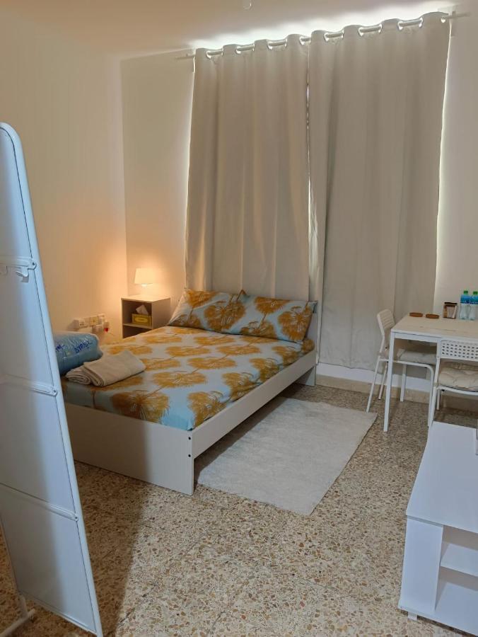 Affordable Transient - Not A Hotel - Sharing Kitchen And Washrooms Abu Dhabi Bagian luar foto